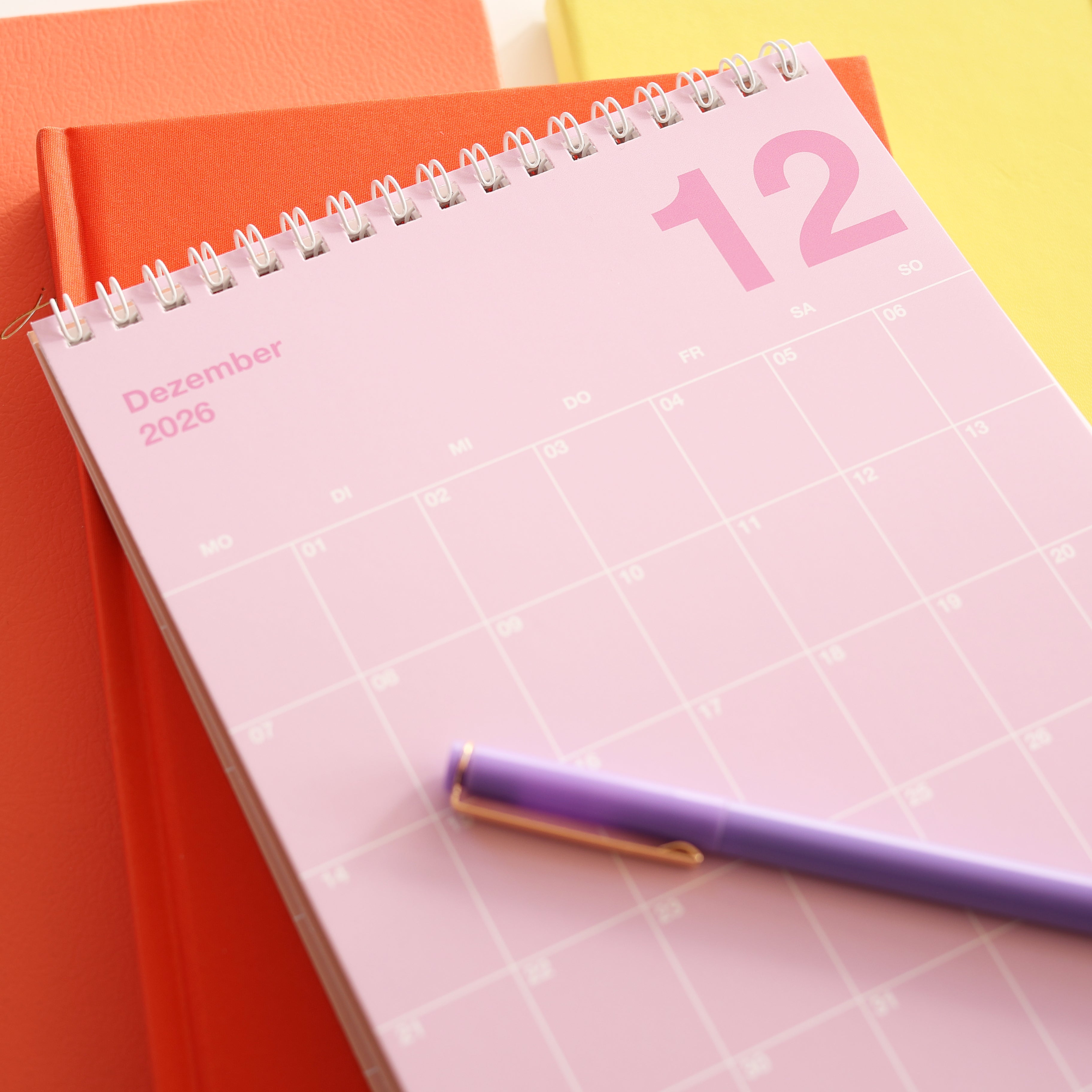 heaven+paper® A5 Tischkalender 2026 - der bunte zum Aufstellen