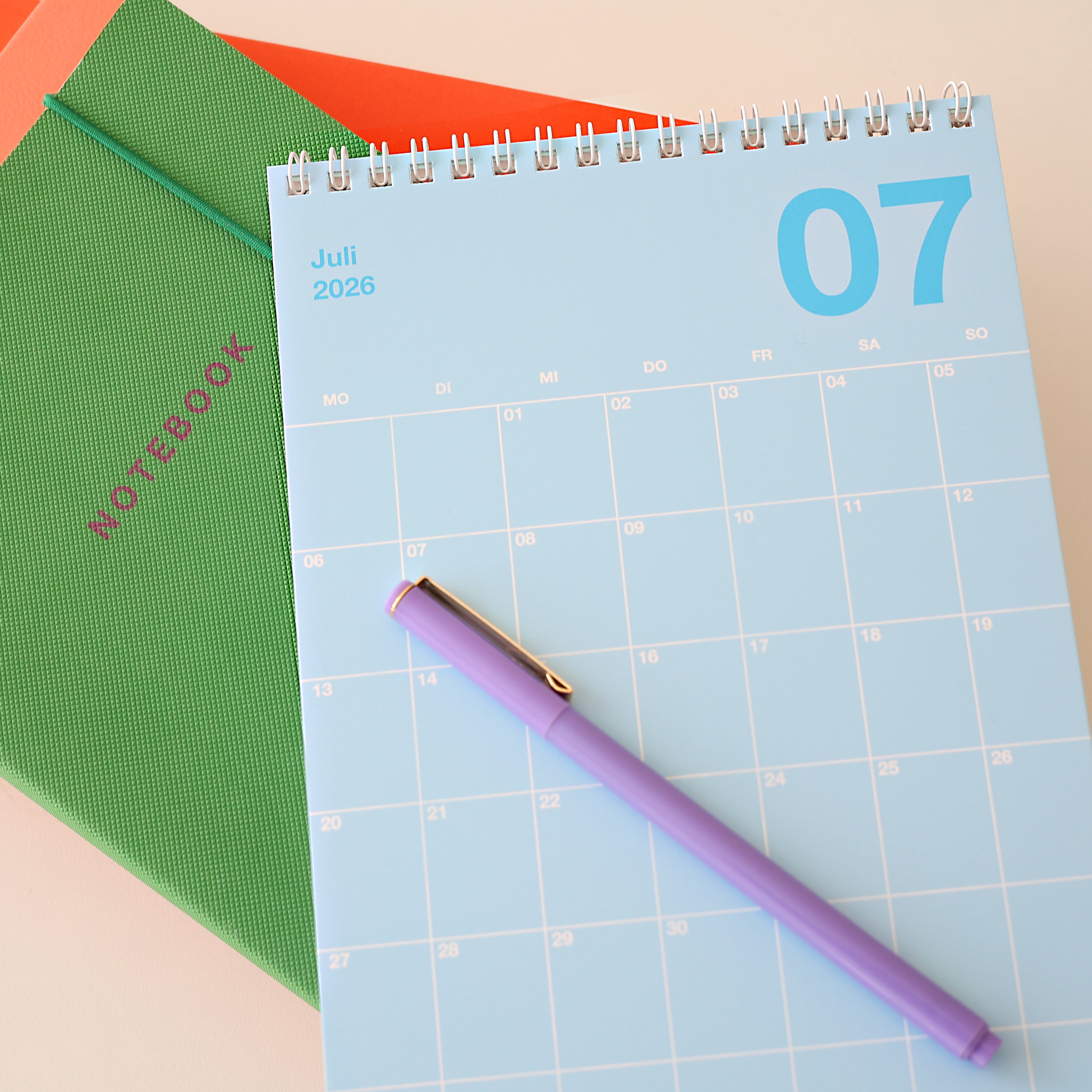 heaven+paper® A5 Tischkalender 2026 - der bunte zum Aufstellen