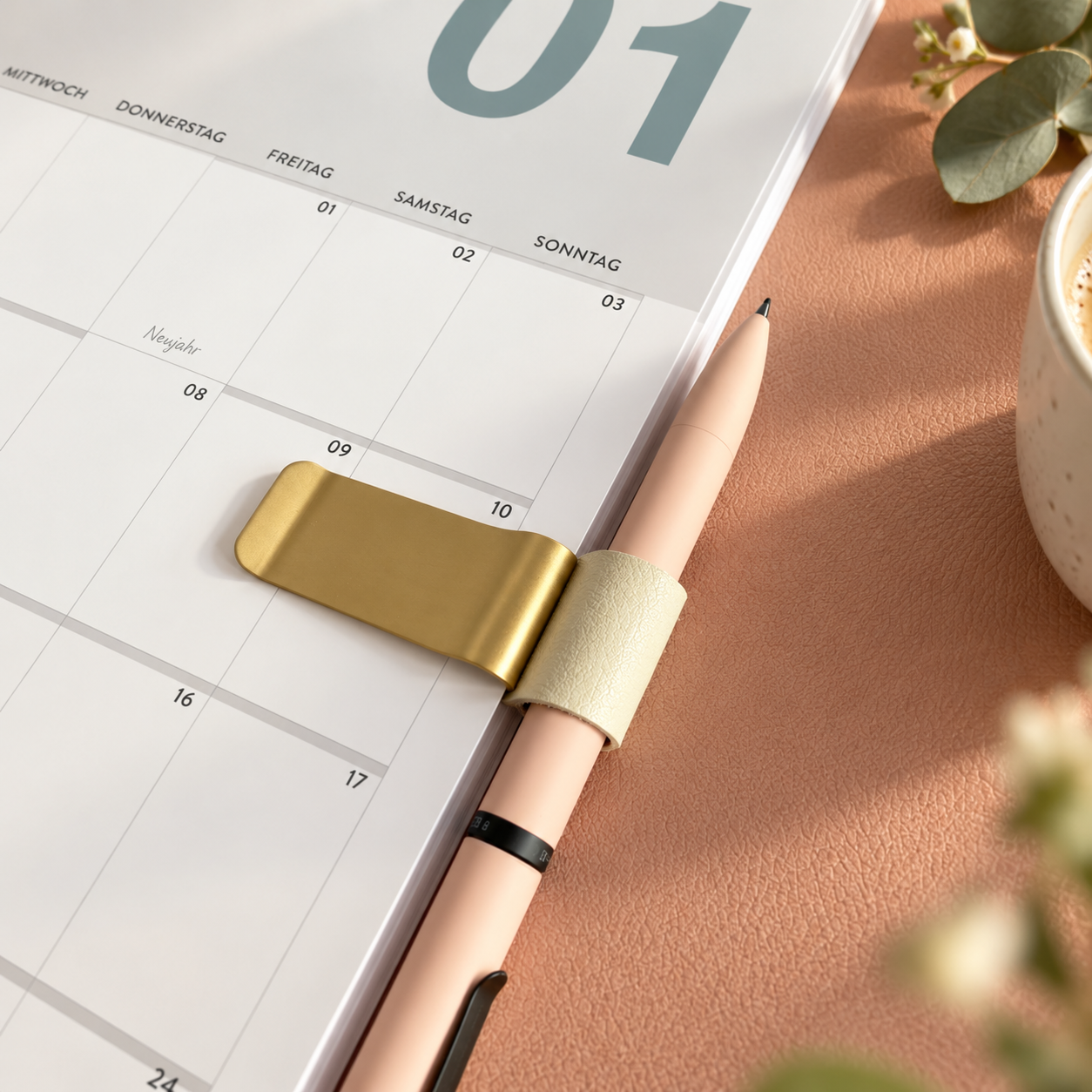 Stiftschlaufe beige mit Metallklammer und Kunstleder